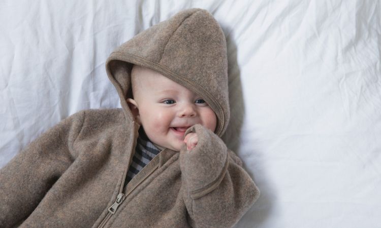 Lächelndes Baby in Bio Wallwalk-Overall von Engel Natur