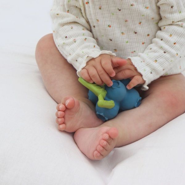 Babyspielzeug Jerry Blueberry von Oli&amp;Carol, schöne Geschenkideen zur Geburt, Ökologische Geschenkideen für Babys