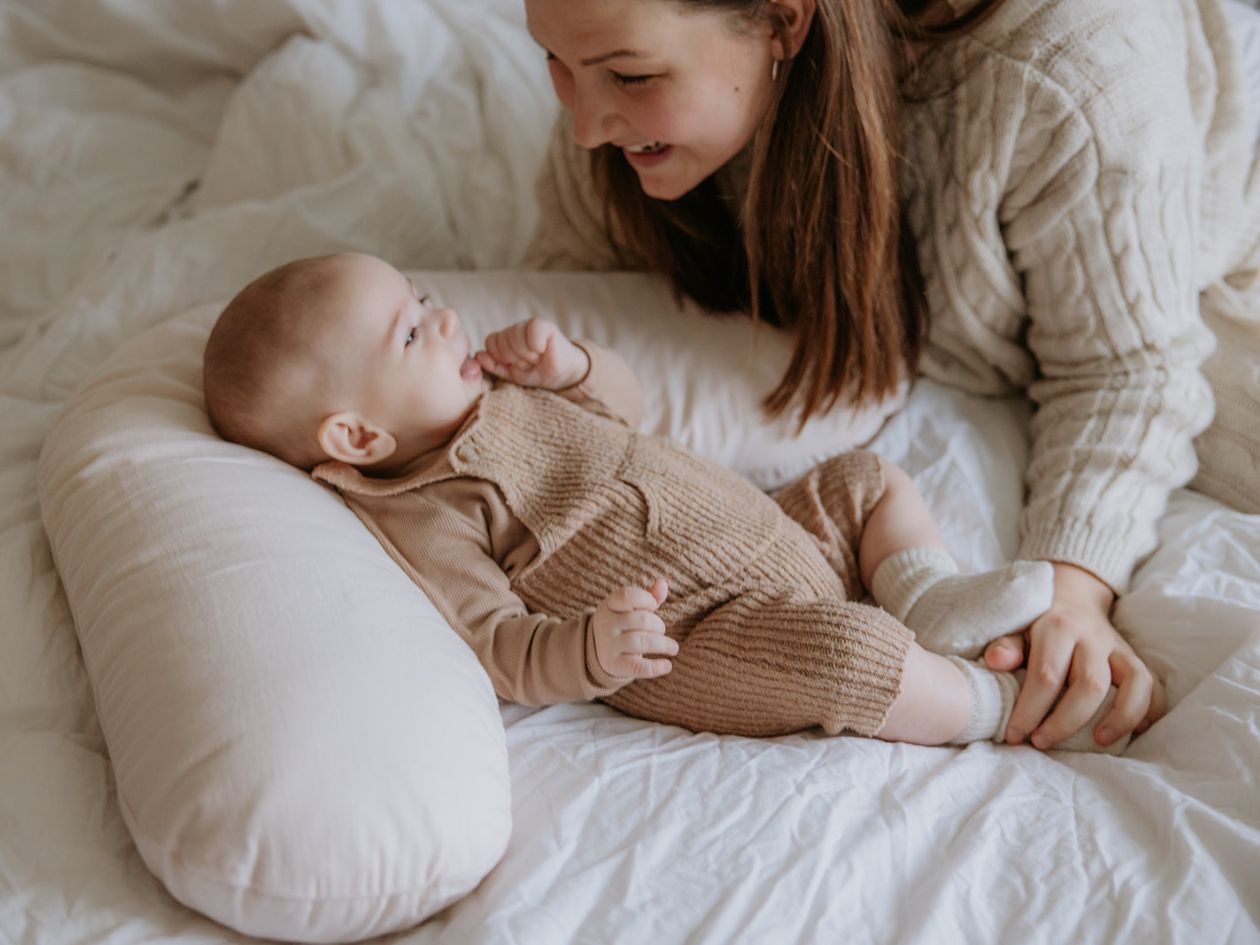 Baby auf Biobaumwoll-Stillkissen mit Kapokfüllung - GREEN & GROW Onlineshop