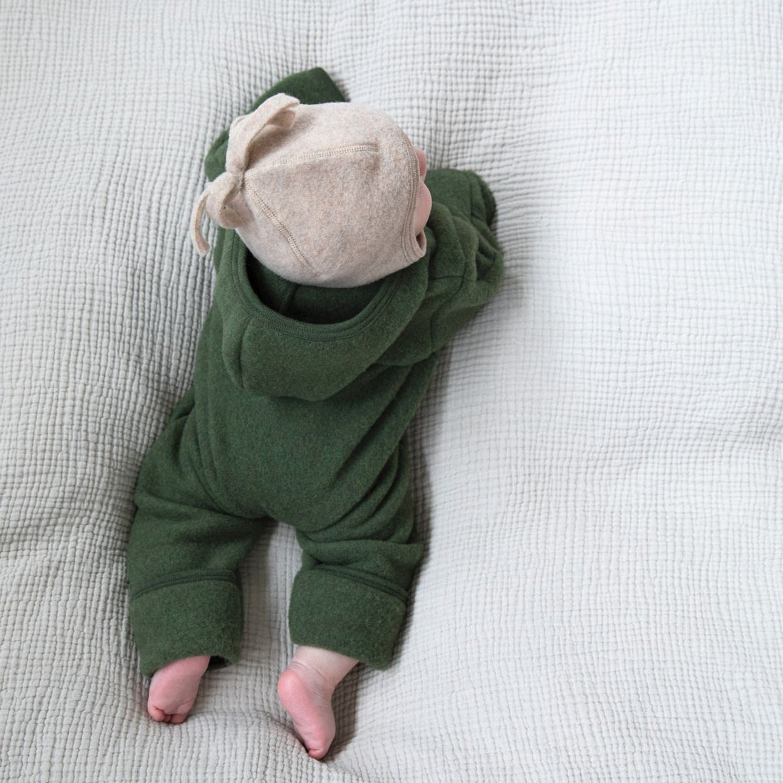 Woll-Fleece Baby-Overall mit Kapuze und Umschlägen an Armen und Beinen