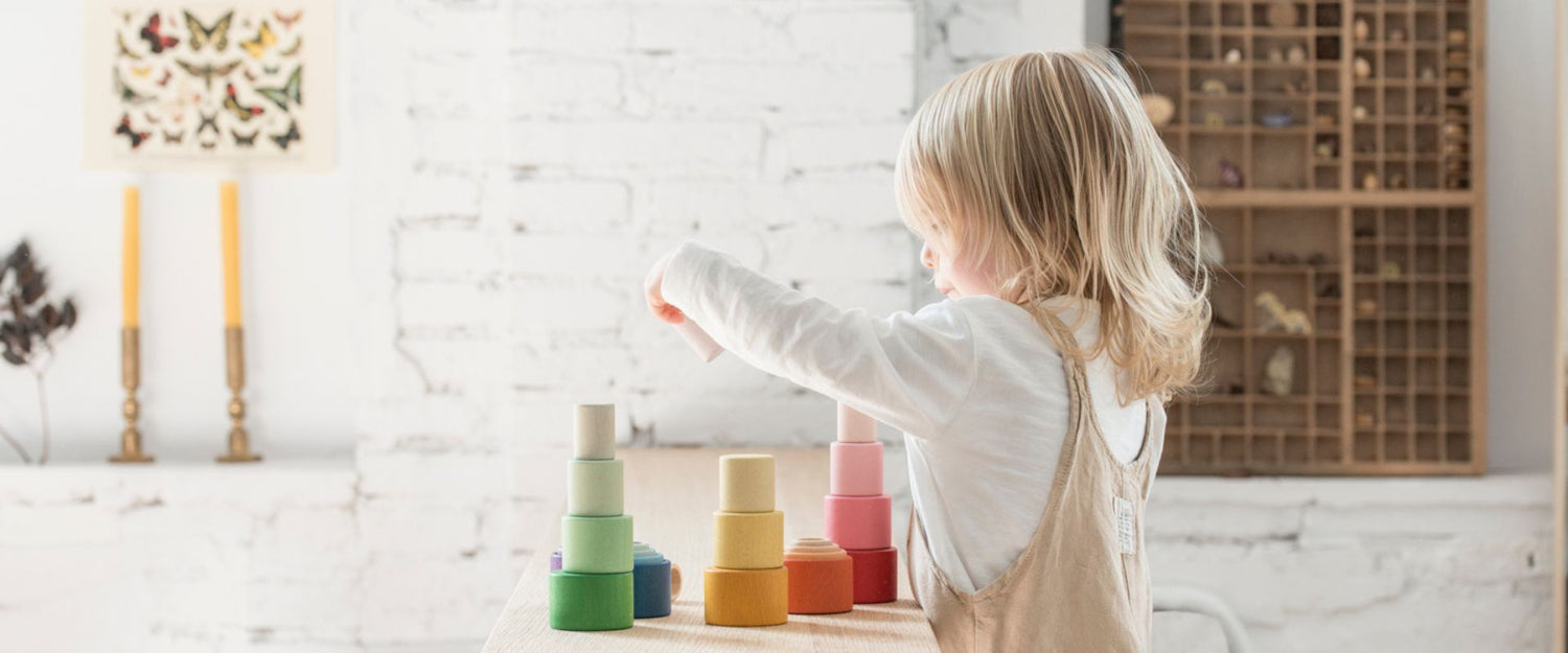 green&grow familienblog, kind spielt mit grapat nest bowls, freies spiel, geschenke für kinder