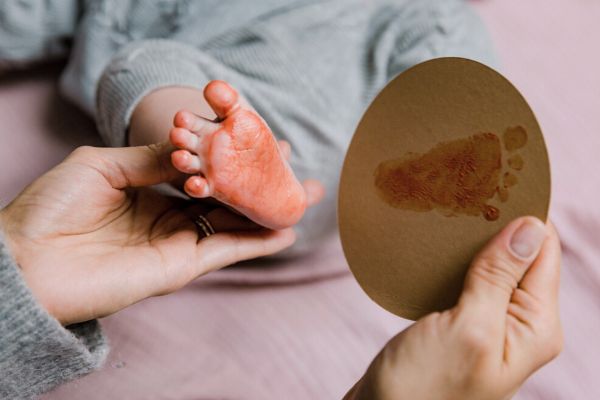 Neugeborenen Fußabdrücke zur Erinnerung und als Geschenk mit der Bio-Stempelfarbe von KindaCute bei GREEN&GROW kaufen