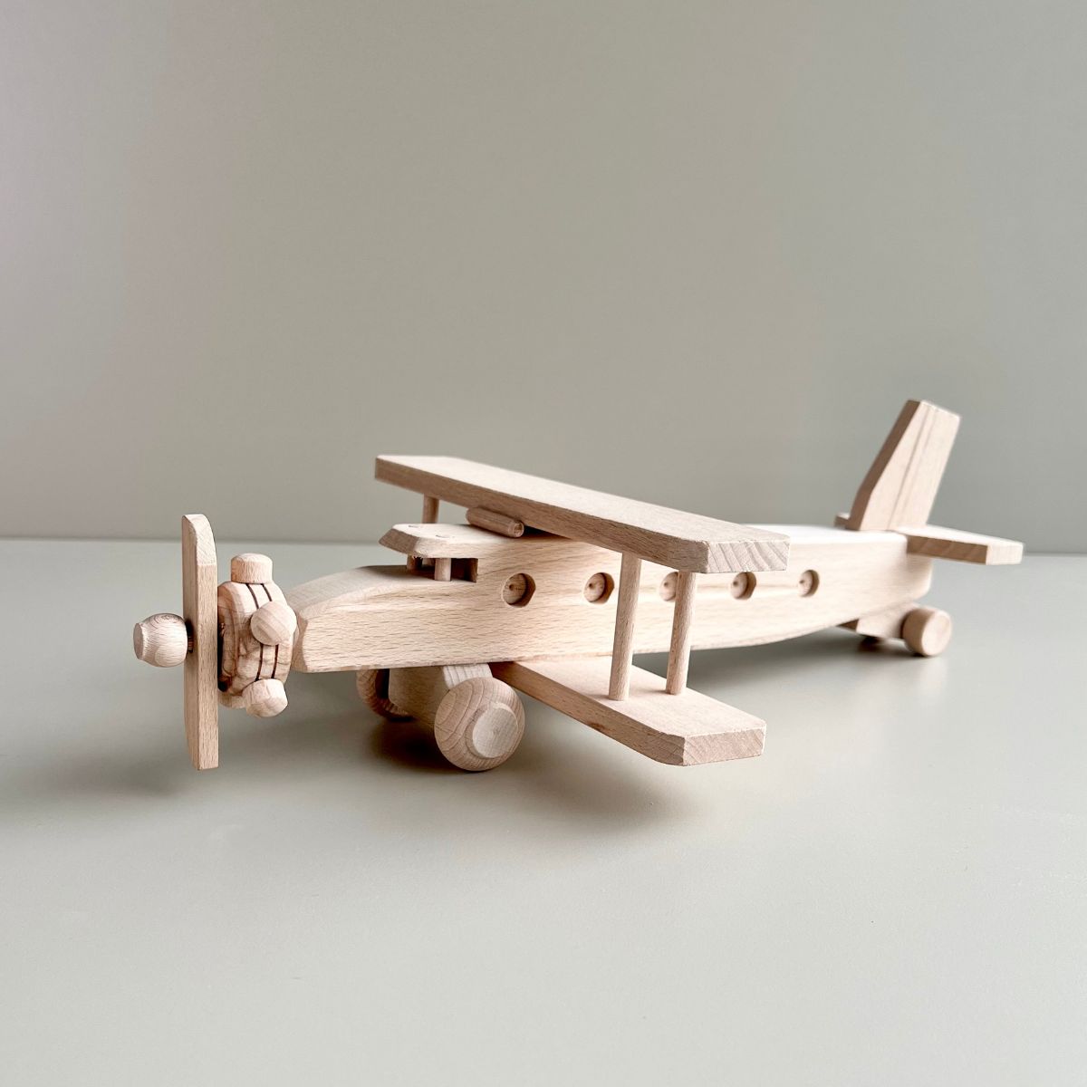 Doppeldecker Flugzeug aus Holz