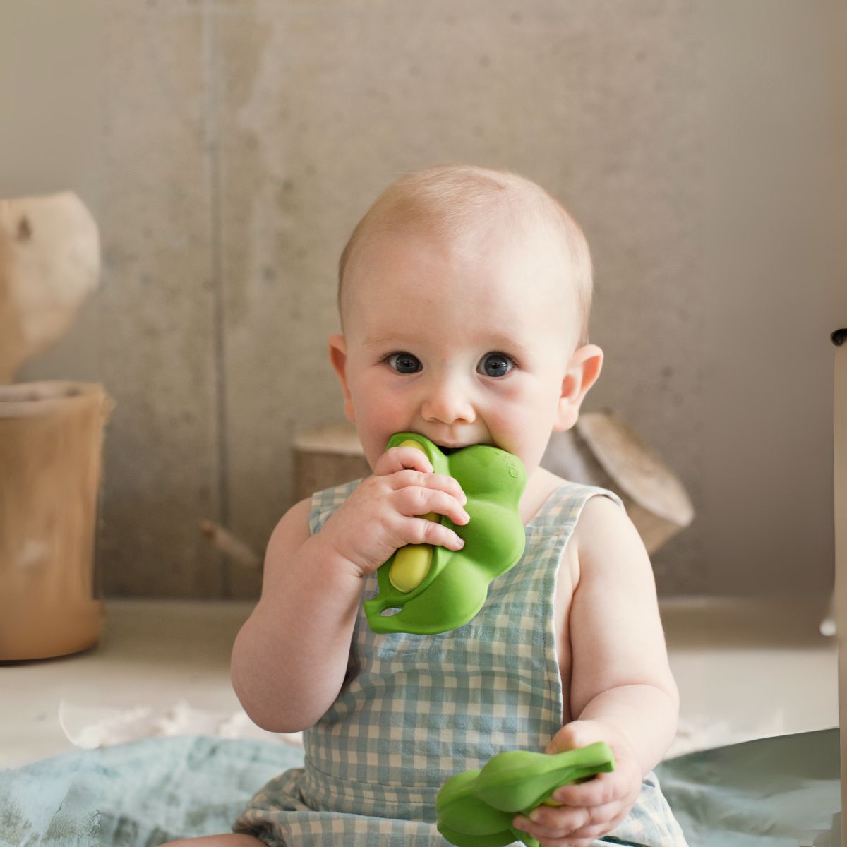 Zahnungshilfe Keiko the Edamame - Baby mit Beißspielzeug aus Natuirkautschuk in Form einer Edamame-Schote