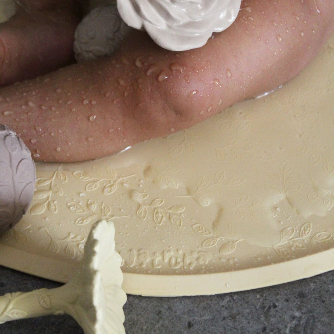 Baby sitzt auf plastikfreier Natruba Naturkautschuk Anti-Rutsch Badematte in Gelb