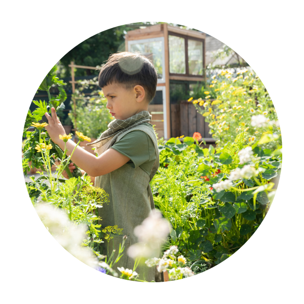 kind bei der gartenarbeit natur entdecken outdoorpädagogik reggio