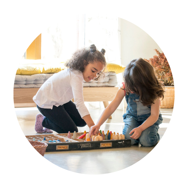 zwei kinder spielen miteinander mit holzfiguren von grapat holzspielzeug