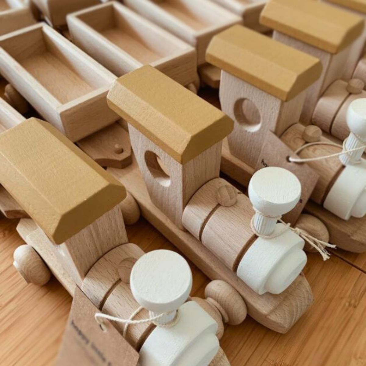 Holz-Lokomotive mit Anhängern