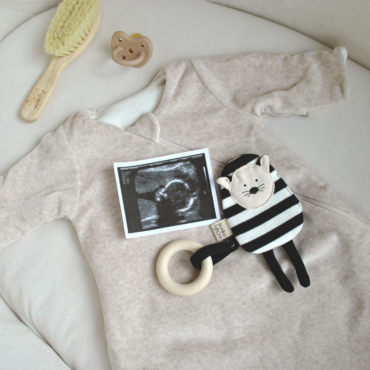 Babyspielzeug mit Knisterbauch