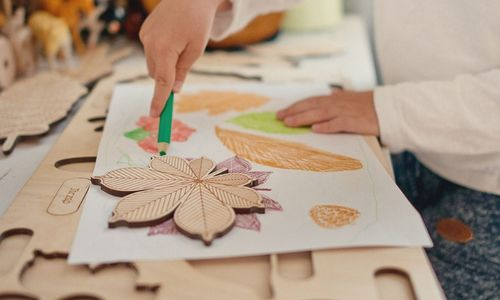 Kind spielt mit Lernpuzzle von Stuka Puka, Ökologicshe Lernspielsachen bei GREEN & GROW
