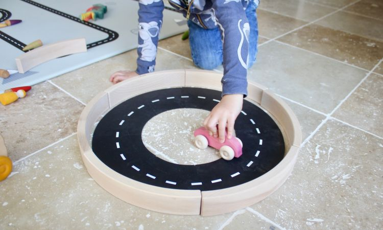 Kind spielt mit Holzspielzeug, Unbedenkliches Spielzeug ohne Plastik bei green&grow