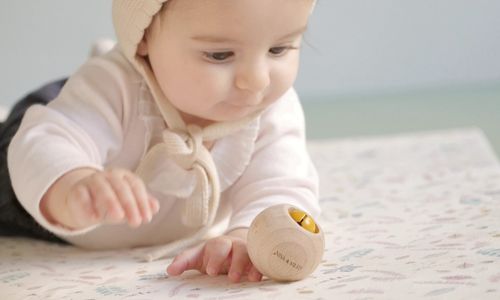 Baby spielt mit Rassel-Ball | Sinnvolle Geschenke zum ersten Geburtstag
