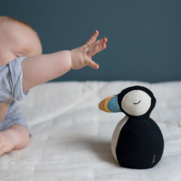 Baby spielt mit papageientaucher Puffin Tumbler aus Biobaumwolle von Fabelab