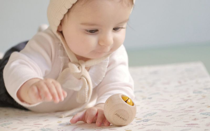 baby spielt mit nina and miles rassel, zu kaufen bei green and grow
