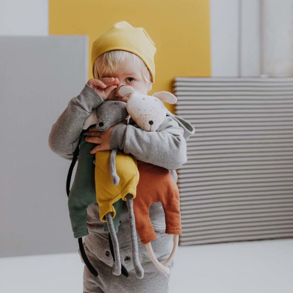 Kind kuschelt mit Stofftieren von Wooly Organic, Nachhaltig, Ökologisch und Handgefertigt aus Biobaumwolle und Maiswatte