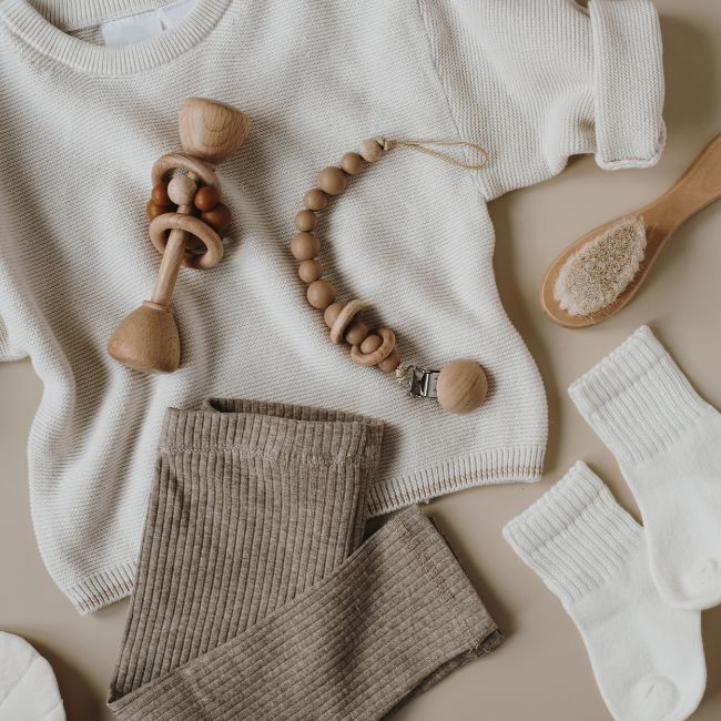 Neutrale Babykleidung aus Bio-Baumwolle - Baby-Erstausstattung  