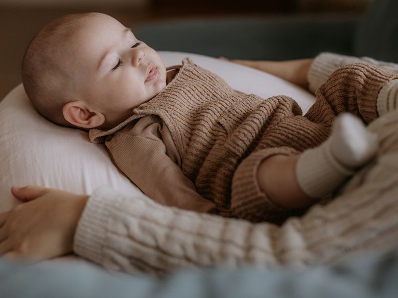 Baby schläft auf im Stillkissen von Cocoon Company, Ökologische Babyausstattung bei GREEN & GROW