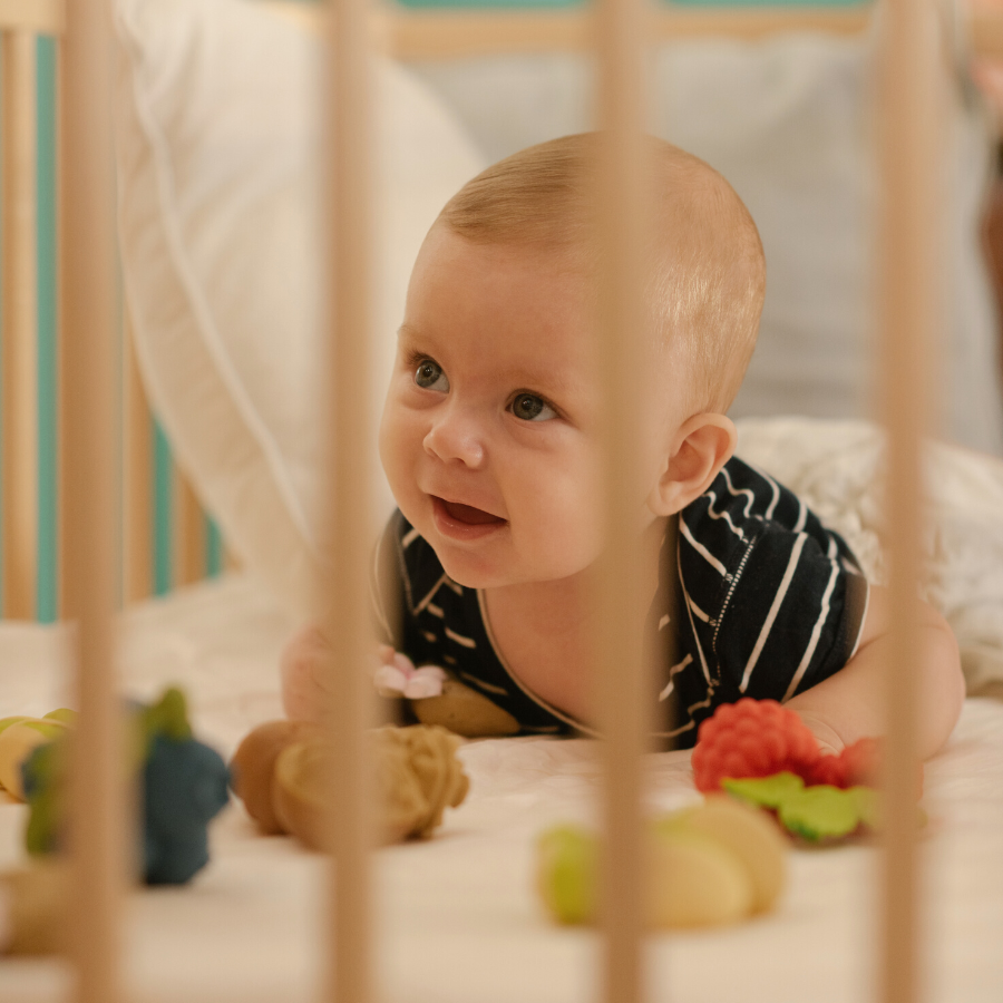 Baby spielt mit schadstofffreien Babyspielzeug aus Naturkautschuk von Oli & Carol